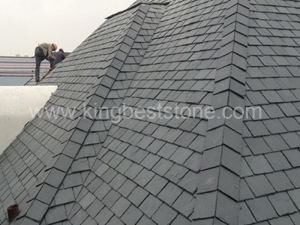 黒の灰色のスレート魚の鱗パターンの屋根のタイル