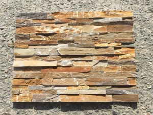 自然な錆びたスレートの石の単板の壁のタイル