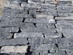 黒い石の不規則な緩い単板の石の壁の材料